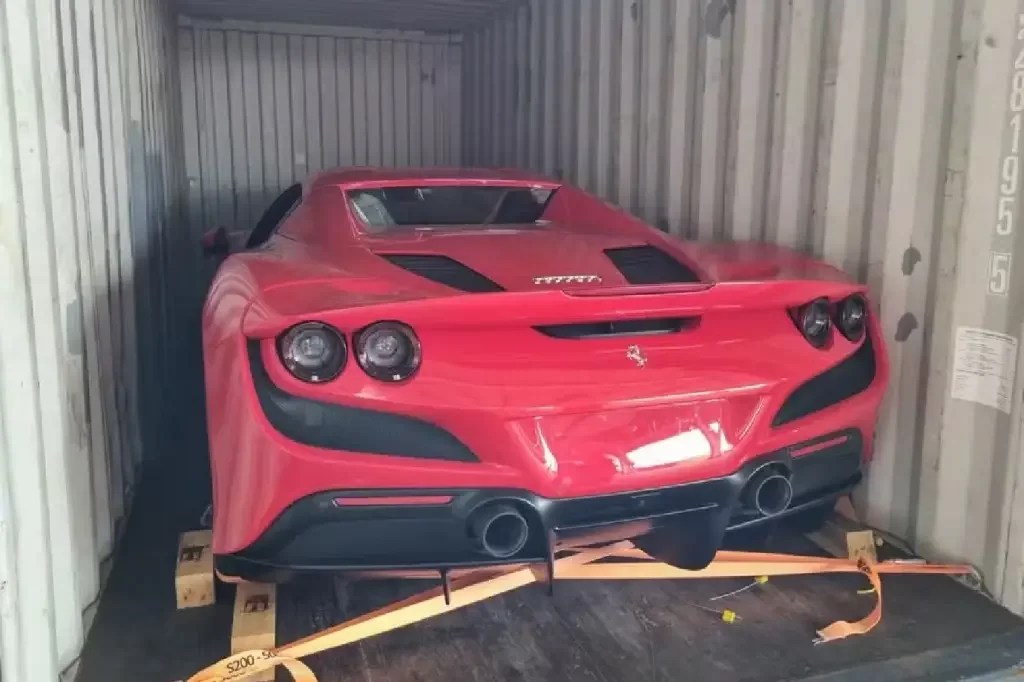 Leilão da Receita Federal tem Ferrari F8 Spider por R$ 1 milhão