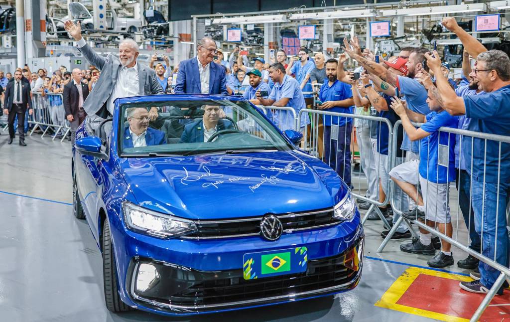 VW cria Virtus conversível para Lula repetir foto de 1959 com JK e Fusca
