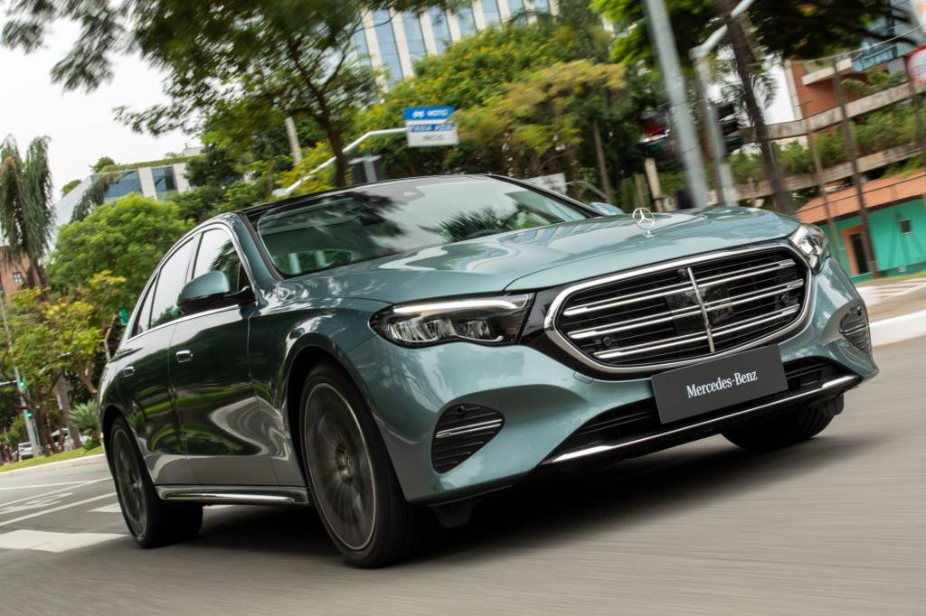 Novo Mercedes E300 é híbrido leve com 39″ de telas e preço surreal