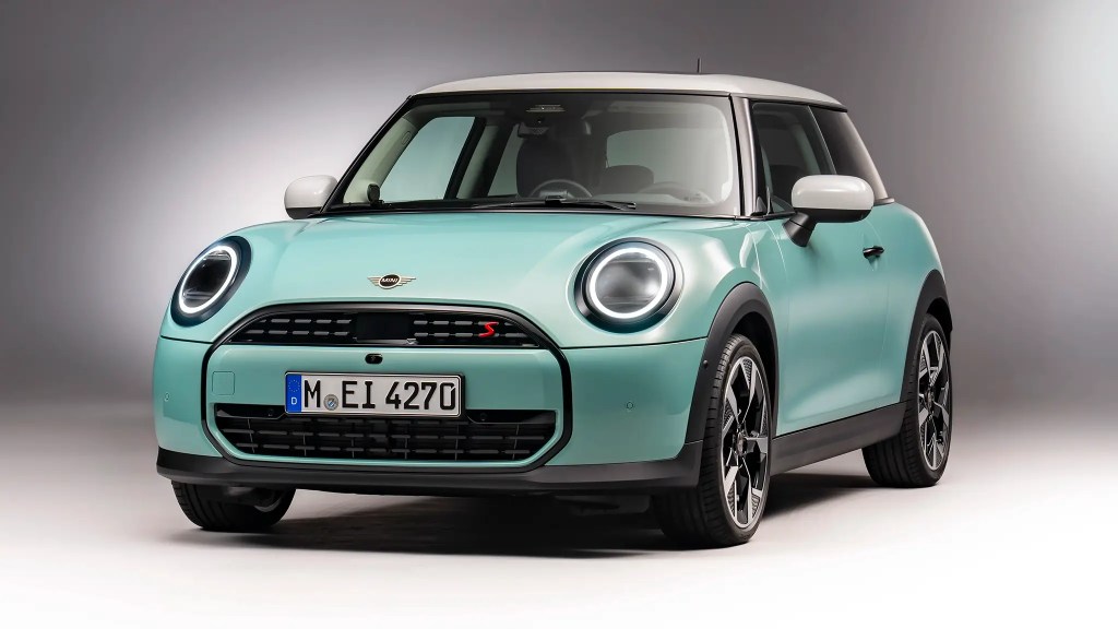 Novo Mini Cooper ganha motores a combustão, mas sem câmbio manual