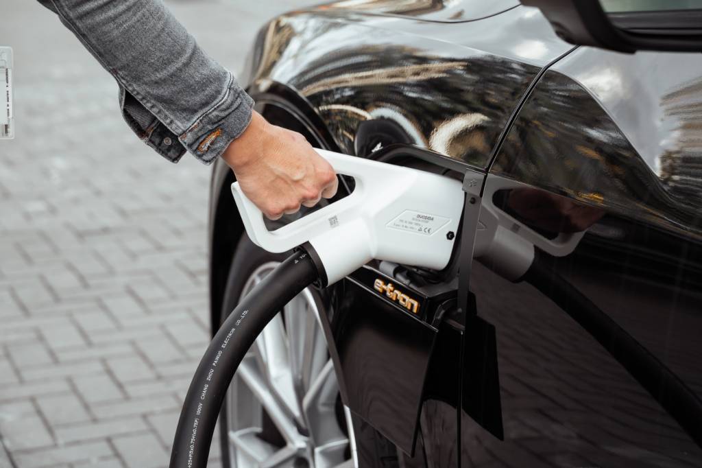 Audi e-tron dá nome a novo aplicativo de recarga de carros elétricos