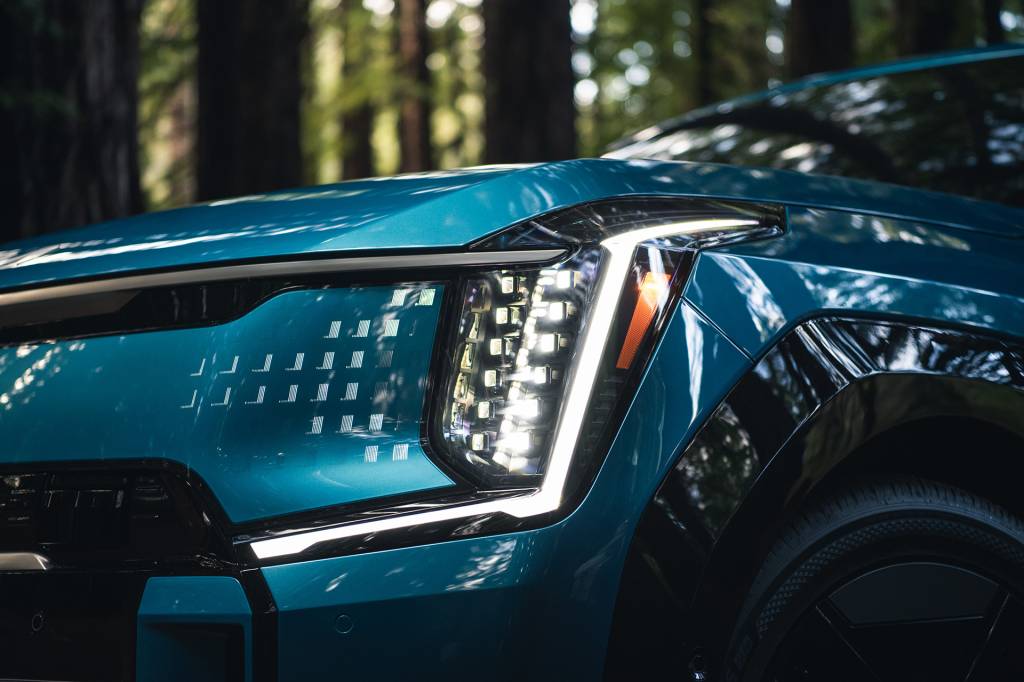 2024 EV9 GT-Line Microperfurações na carroceria criam o efeito das luzes pontilhadas