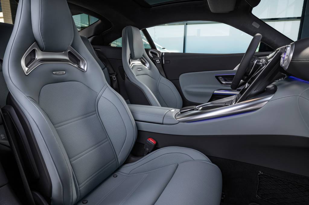 Eleganter Fahrspaß für Puristen: das neue Mercedes-AMG GT 43 CoupéElegant driving pleasure for purists: the new Mercedes-AMG GT 43 Coupé Mercedes-AMG GT 43; Exterieur: sonnengelb uni; Interieur: Leder Nappa sage grey (Energieverbrauch kombiniert 10,3 l/100 km, CO2-Emissionen kombiniert: 235 g/km, CO2-Klasse: G);Energieverbrauch kombiniert: 10,3 l/100 km, CO2-Emissionen kombiniert: 235 g/km, CO2-Klasse: G Mercedes-AMG GT 43; Exterior: sun yellow; Interior: Nappa Leather sage grey/black (energy consumption, combined 10,3 l/100 km, CO₂ emissions combined: 235 g/km, CO₂-class: G);Combined energy consumption 10.3 l/100 km, combined CO2 emissions 235 g/km, CO2 class G