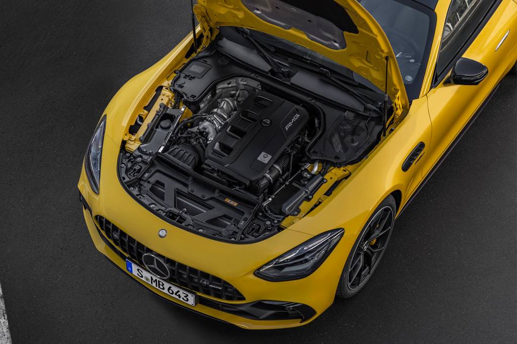 Eleganter Fahrspaß für Puristen: das neue Mercedes-AMG GT 43 CoupéElegant driving pleasure for purists: the new Mercedes-AMG GT 43 Coupé Sobrou espaço para o motor 2.0 sob o capô