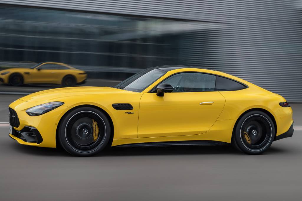 Mercedes-AMG GT 43; Exterieur: sonnengelb uni; Interieur: Leder Nappa sage grey (Energieverbrauch kombiniert 10,3 l/100 km, CO2-Emissionen kombiniert: 235 g/km, CO2-Klasse: G);Energieverbrauch kombiniert: 10,3 l/100 km, CO2-Emissionen kombiniert: 235 g/km, CO2-Klasse: G Mercedes-AMG GT 43; Exterior: sun yellow; Interior: Nappa Leather sage grey/black (energy consumption, combined 10,3 l/100 km, CO₂ emissions combined: 235 g/km, CO₂-class: G);Combined energy consumption 10.3 l/100 km, combined CO2 emissions 235 g/km, CO2 class G