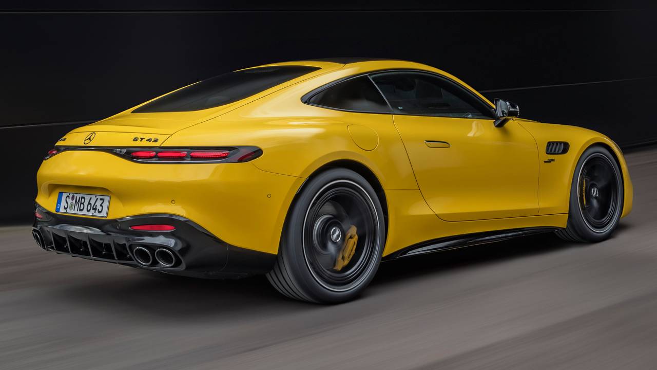 Mercedes-AMG GT 43; Exterieur: sonnengelb uni; Interieur: Leder Nappa sage grey (Energieverbrauch kombiniert 10,3 l/100 km, CO2-Emissionen kombiniert: 235 g/km, CO2-Klasse: G);Energieverbrauch kombiniert: 10,3 l/100 km, CO2-Emissionen kombiniert: 235 g/km, CO2-Klasse: G Mercedes-AMG GT 43; Exterior: sun yellow; Interior: Nappa Leather sage grey/black (energy consumption, combined 10,3 l/100 km, CO₂ emissions combined: 235 g/km, CO₂-class: G);Combined energy consumption 10.3 l/100 km, combined CO2 emissions 235 g/km, CO2 class G