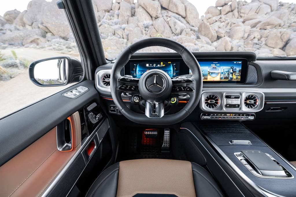 Der GELÄNDEWAGEN: Offroad. Unlimited. Established 1979.The GELÄNDEWAGEN: Off-road. Unlimited. Established in 1979. Há poucas mudanças em termos de elementos físicos no interior do Classe G