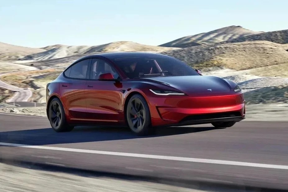 Novo Tesla Model 3 Performance fica mais esportivo e chega aos 517 cv