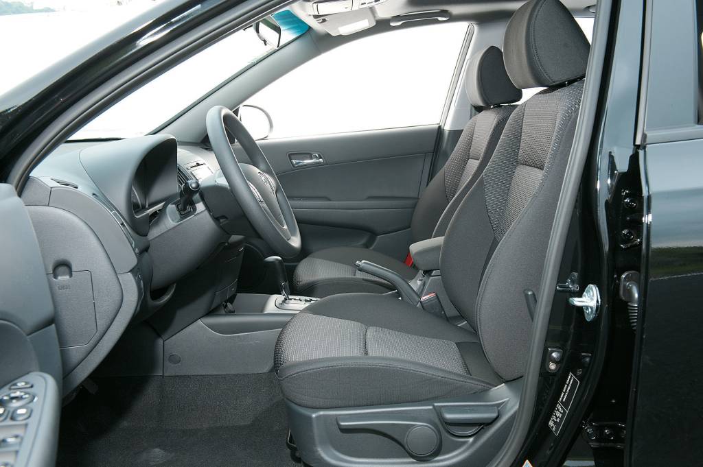 COMPARATIVO FIAT BRAVO HYUNDAI I30 FORD FOCUS Banco dianteiro do i30 GLS 2.0 16V modelo 2011 da Hyundai, durante teste comparativo da revista Quatro Rodas.