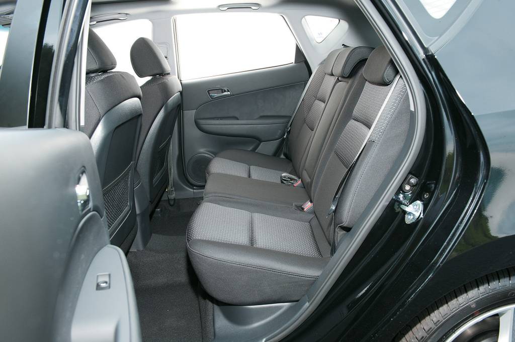 COMPARATIVO FIAT BRAVO HYUNDAI I30 FORD FOCUS Banco traseiro do i30 GLS 2.0 16V modelo 2011 da Hyundai, durante teste comparativo da revista Quatro Rodas.