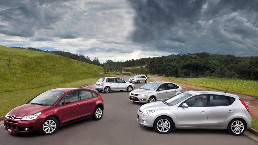Comparativo C4 2.0 Exclusive, da Citroën, Stilo 1.8 Dualogic, da Fiat , Golf 2.0 GT, da Volkswagen, Focus 2.0 Ghia, da Ford e i30 2.0, da Hyundai, ambos modelo 2009, durante teste comparativo da revista Quatro Rodas.