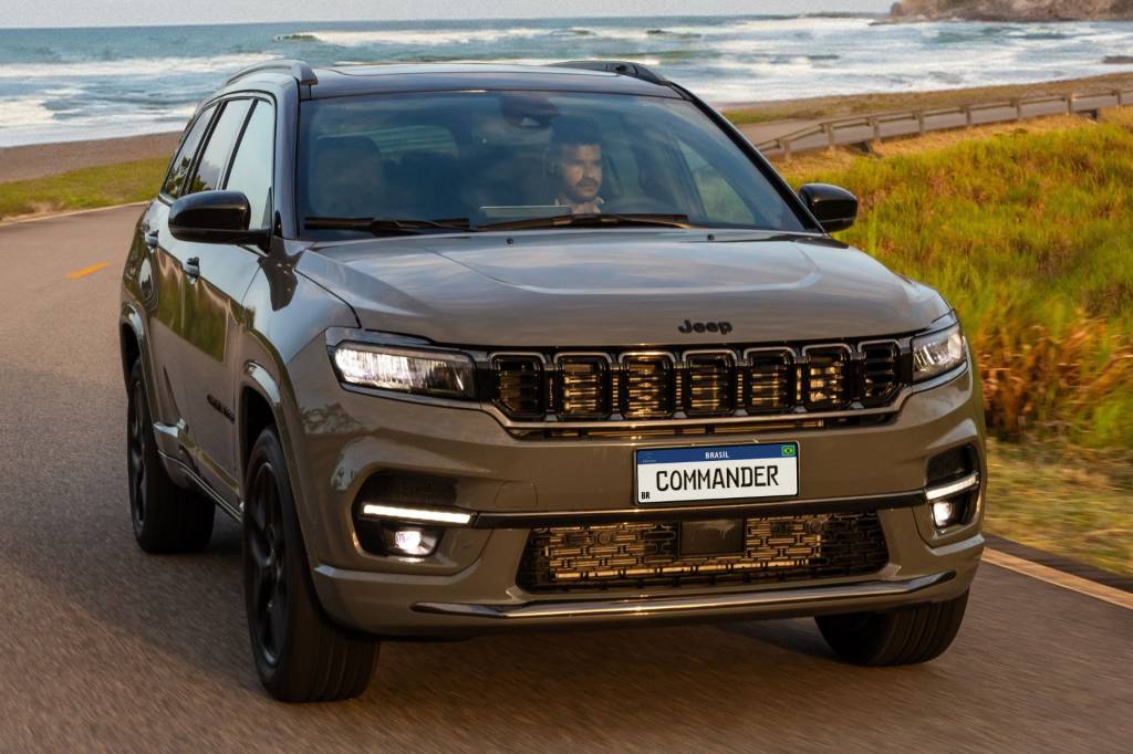 Jeep Commander Blackhawk 2025 (19) Grade com aletas horizontais é exclusividade das versões com motor Hurricane 2.0 turbo