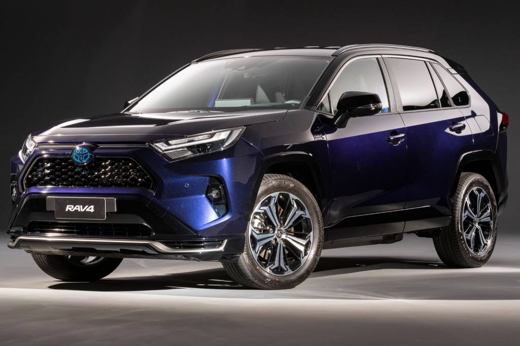 Toyota RAV4 híbrido plug-in chega por R$ 399.990 andando (e bebendo) mais