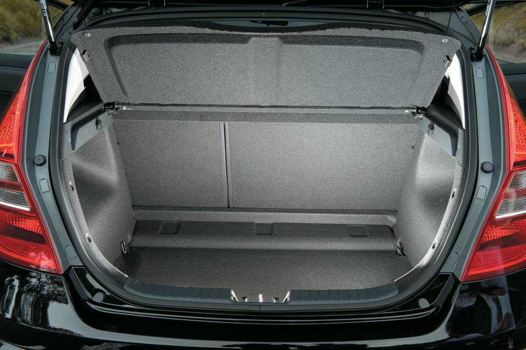 COMPARATIVO FIAT BRAVO HYUNDAI I30 FORD FOCUS Porta-malas do i30 GLS 2.0 16V modelo 2011 da Hyundai, durante teste comparativo da revista Quatro Rodas.