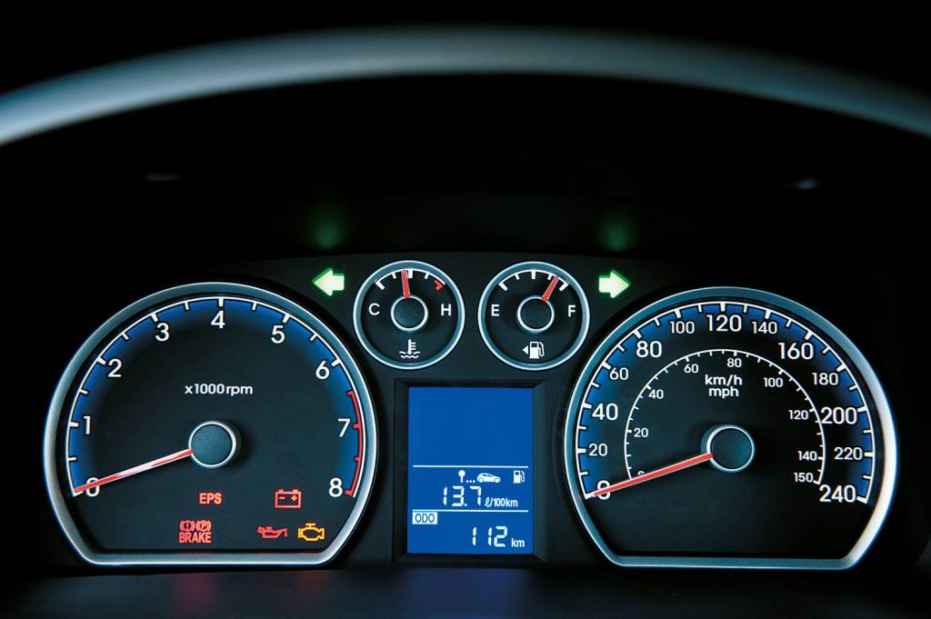 TESTE HYUNDAI I30 CW Quatro de instrumentos do I30 CW, ano 2010 da Hyundai, durante teste da Revista Quatro Rodas.