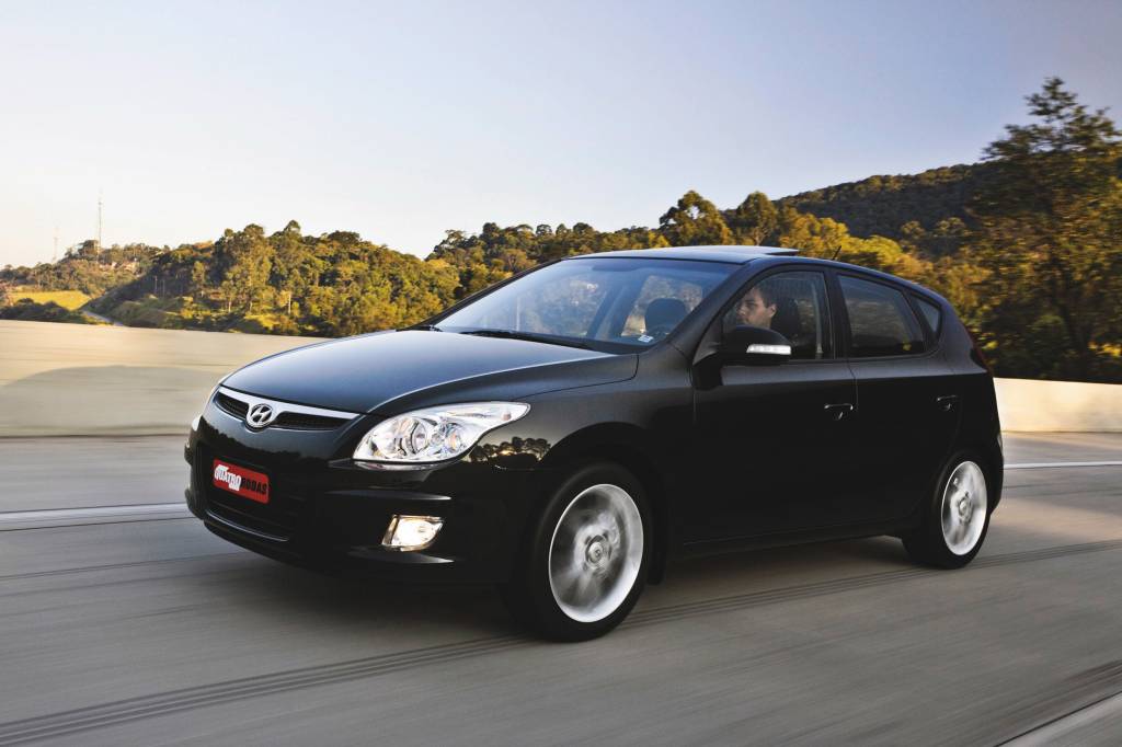 Zero KM i30 2.0 16V, modelo 2010 da Hyundai, durante teste de longa duração da revista Quatro Rodas.