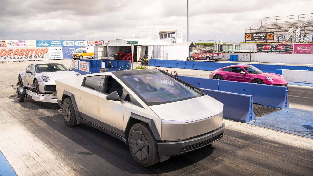 007-tesla-cybertruck-beast-vs-porsche-911-carrera-t-drag-race-towing-rematch Teste independente e explicado em detalhes foi feito pelo site Motortrend