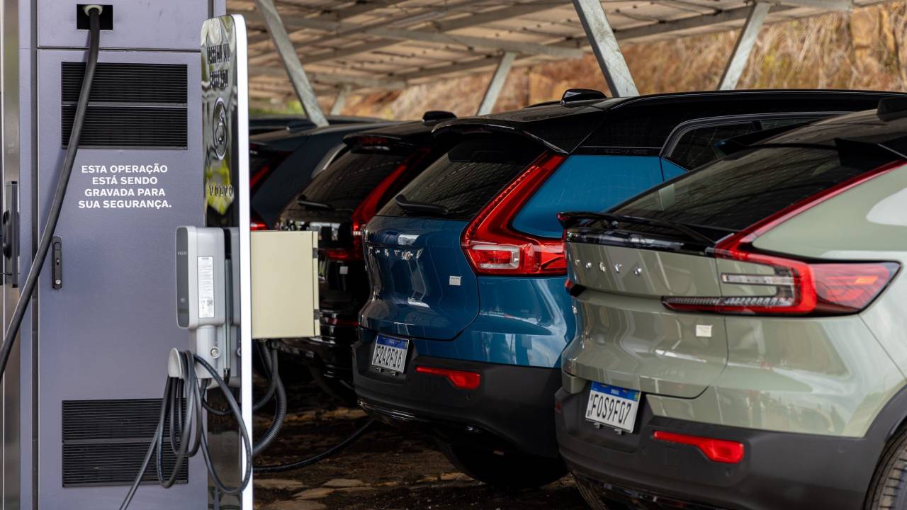 Carregadores de carros elétrico da Volvo, eletroposto instalado no Brasil (2)