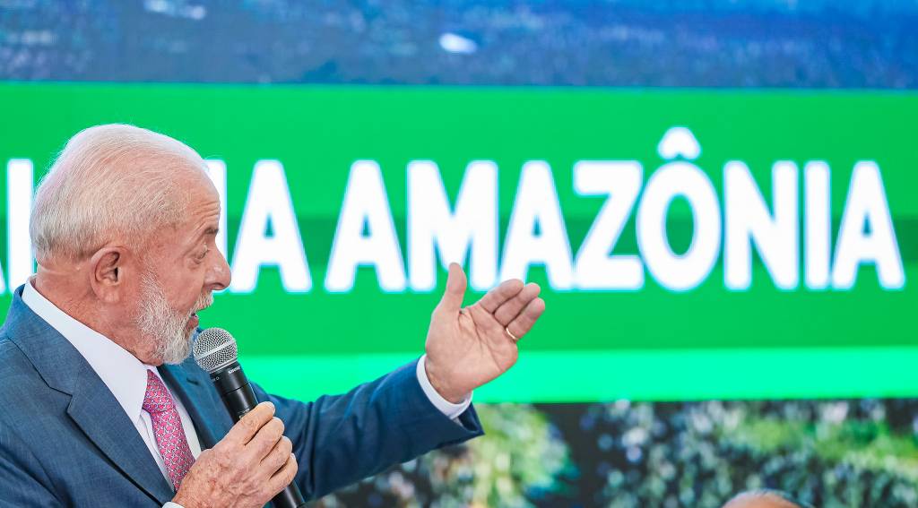Presidente da República, Luiz Inácio Lula da Silva, durante lançamento do Programa União com os Municípios pela Redução do Desmatamento e Incêndios Florestais na Amazônia, no Palácio do Planalto. Brasília – DF. Presidente Lula já cobra ministros para solucionar a greve do Ibama, reportaram jornalistas políticos