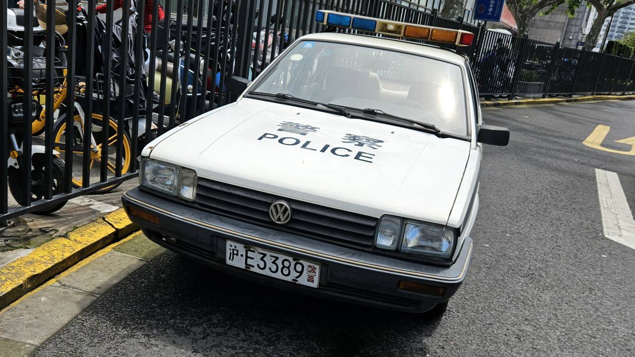 Volkswagen Santana de primeira geração ainda em uso como viatura policial em Xangai, China