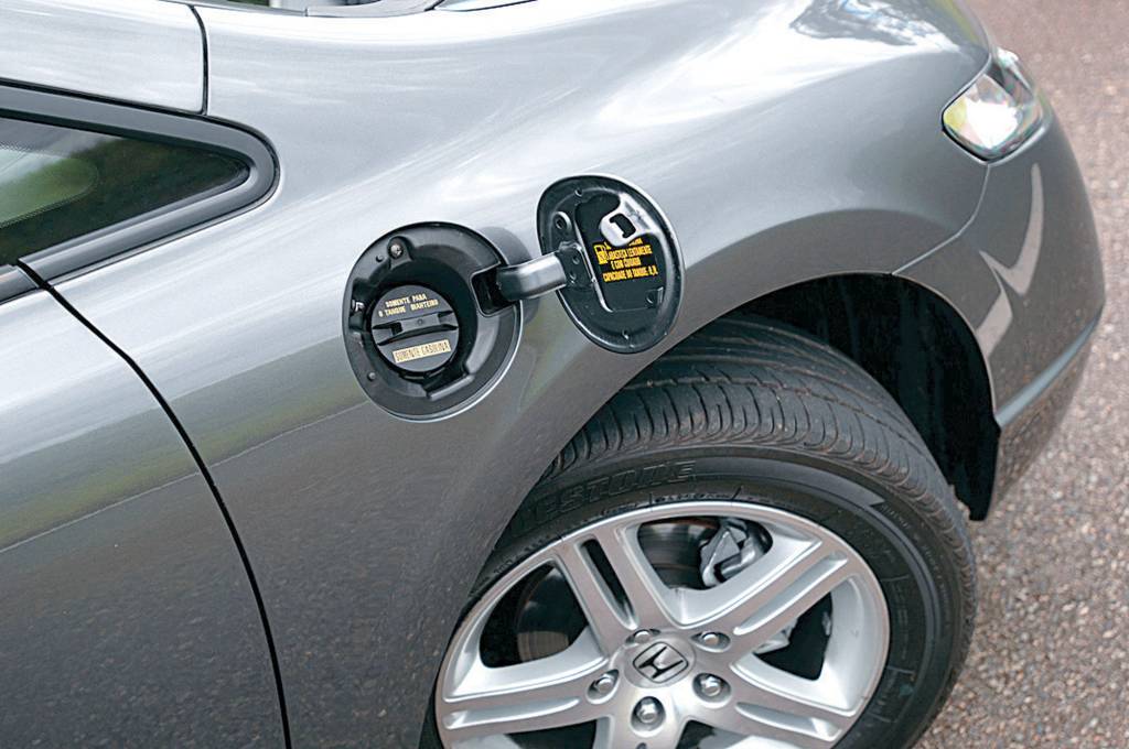 Por que a tampa de combustível só abre segundos após desligar o carro?