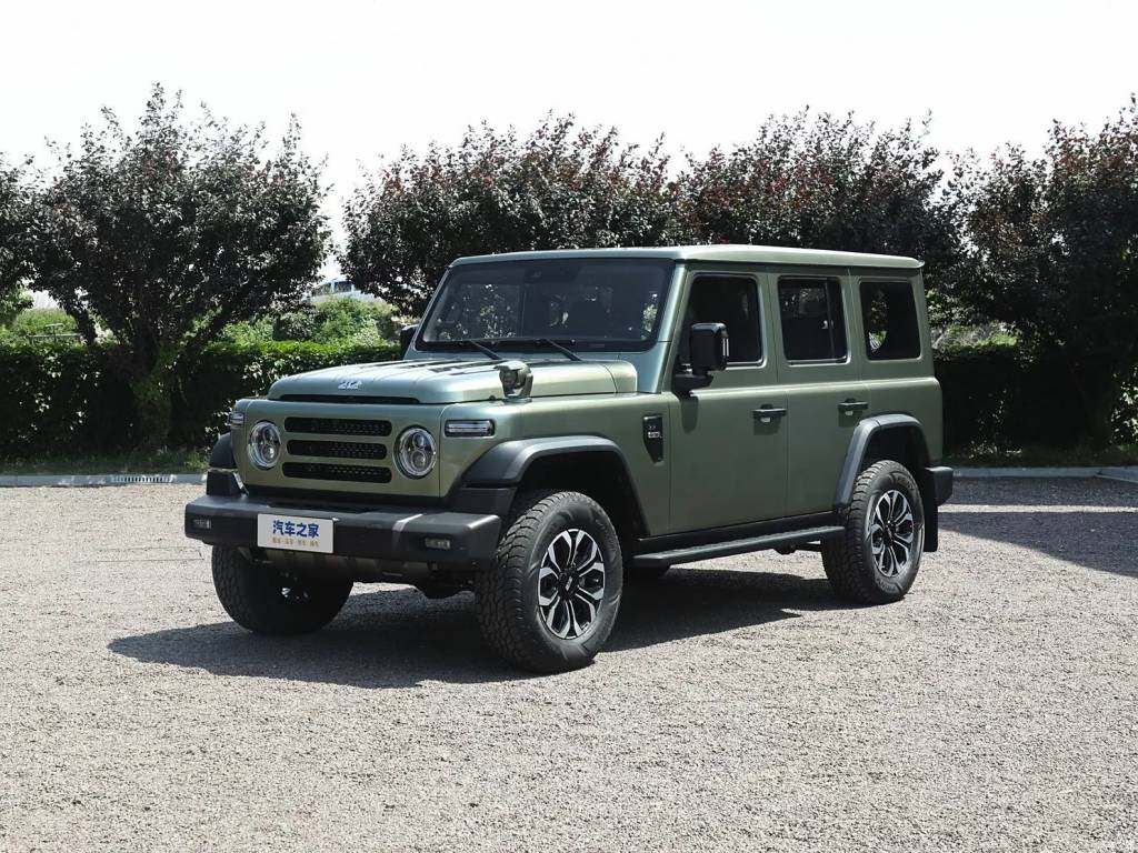 BAW 212 é Mercedes Classe G chinês mas dispensa os motores elétricos