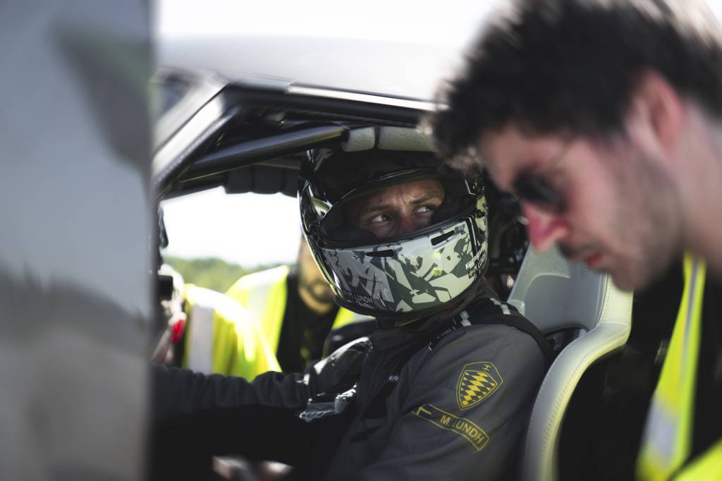Koenigsegg Jesko Absolut batendo recorde de aceleração de 0 a 400 km h (3) Carro arrancou em configuração monoposto, disponível para os clientes