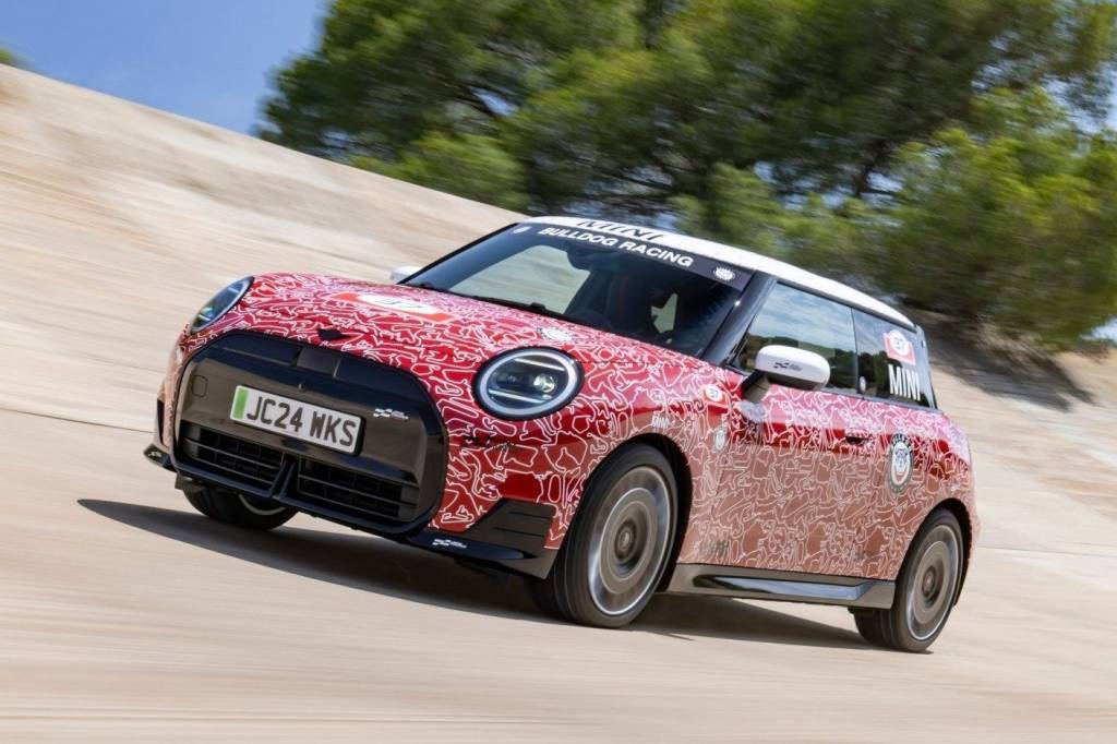 Mini Cooper JCW elétrico já é estrela das corridas antes de ser revelado