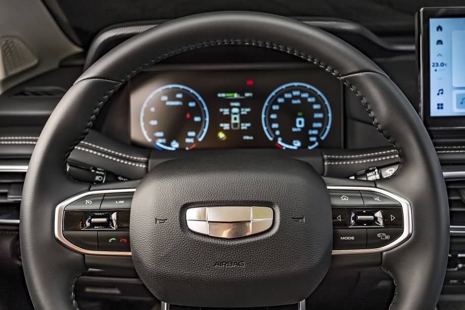 Quadro de instrumentos é de TFT e só tem tela colorida no meio Quadro de instrumentos é de TFT e só tem tela colorida no meio