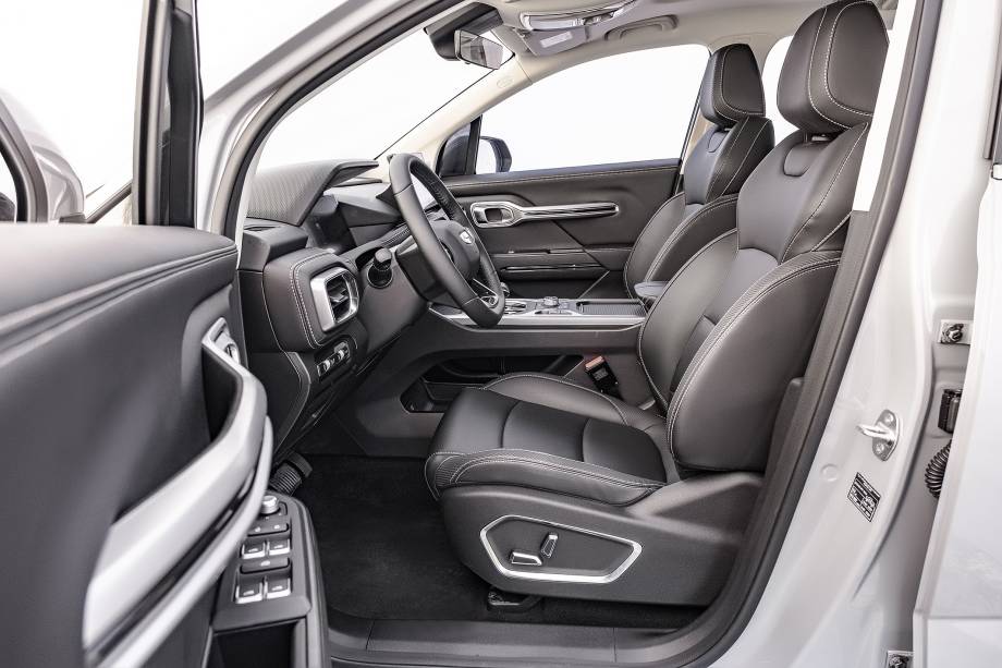 Na frente, bancos com ajuste elétrico Na frente, bancos com ajuste elétrico