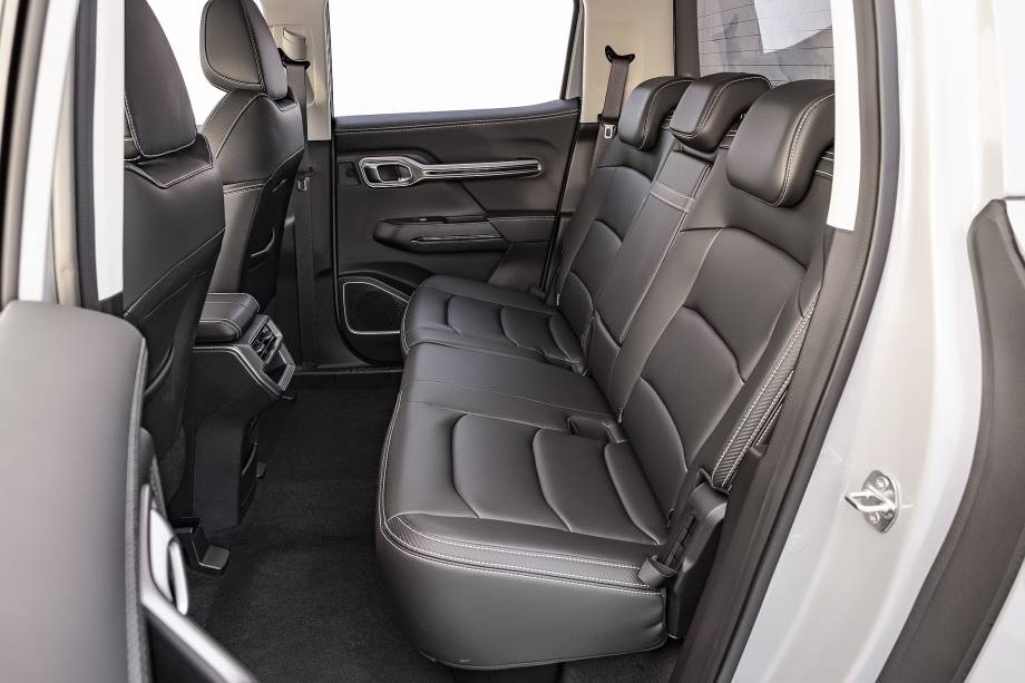 Atrás, espaço de SUV, saídas de ar-condicionado e duas USB Atrás, espaço de SUV, saídas de ar-condicionado e duas USB