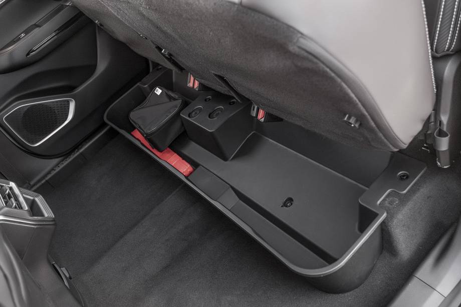 Compartimento sob o assento traseiro tem 42 litros Compartimento sob o assento traseiro tem 42 litros