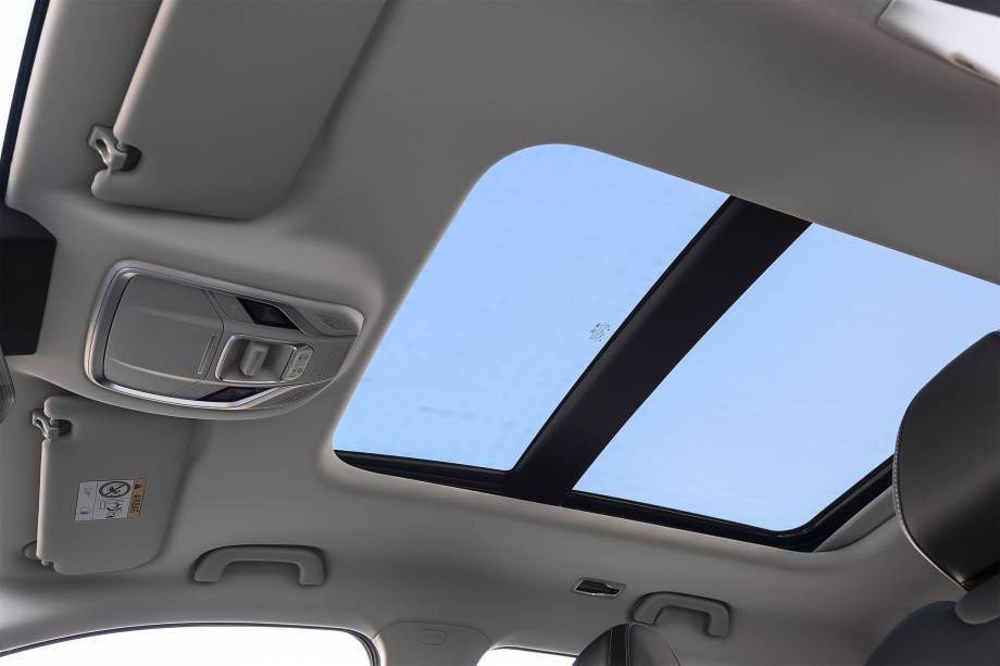 Só a versão Luxury tem teto solar panorâmico Só a versão Luxury tem teto solar panorâmico