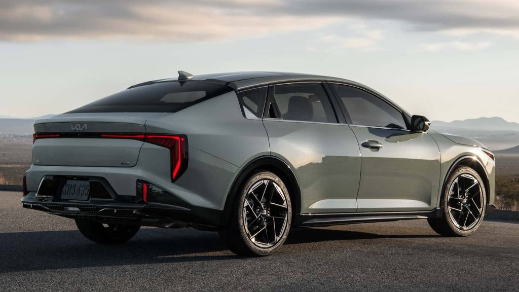 2025-kia-k4-rear-3-4 Kia K4