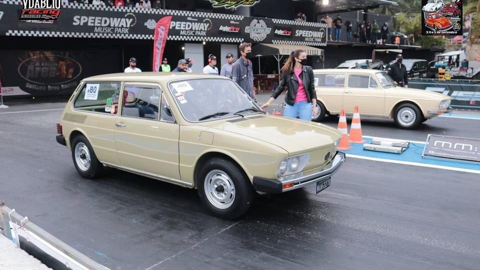 Vovó Racing arranca como ninguém de VW Brasilia e faz sucesso na internet