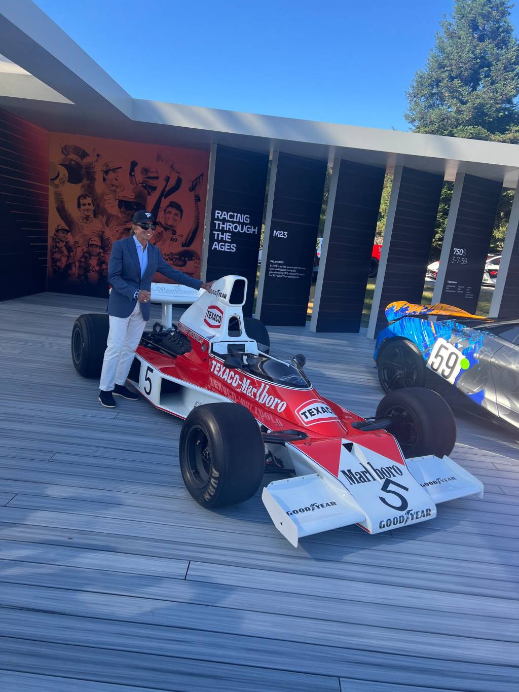 Emerson Fittipaldi neben dem McLaren M23 aus dem Jahr 1974 Emerson Fittipaldi ao lado da McLaren M23 de 1974
