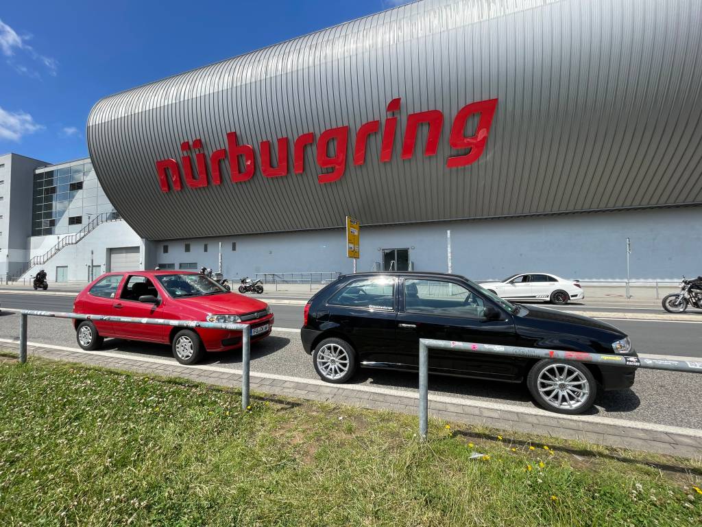 O improvável reencontro de VW Gol G4 com Fiat Palio Fire em Nurburgring