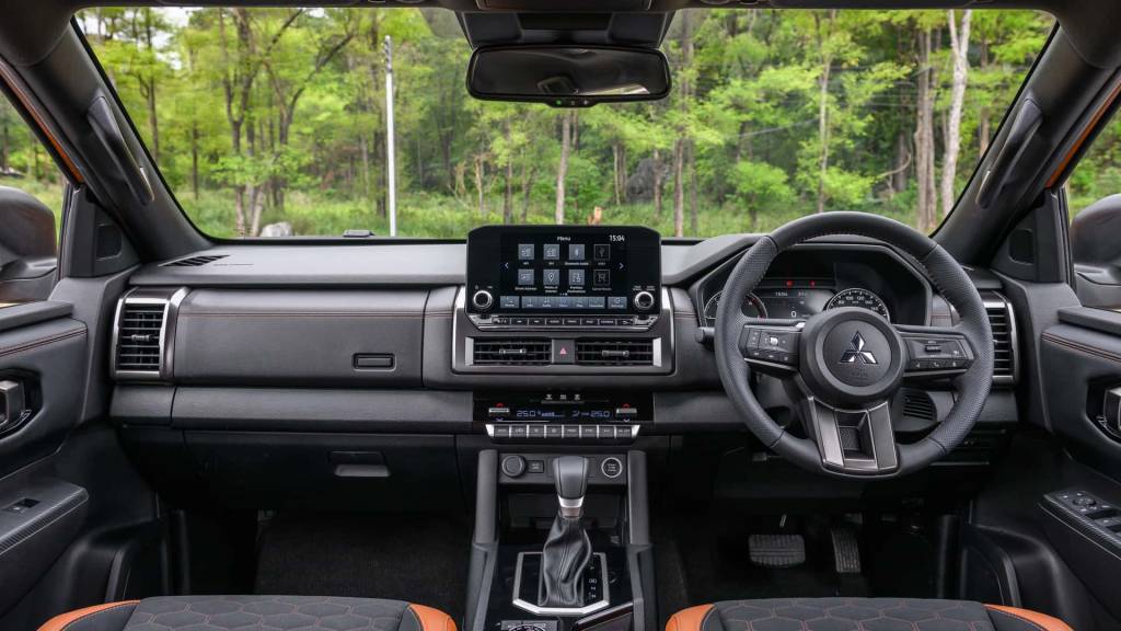 2024-mitsubishi-triton-l200 interior L200 TRITON