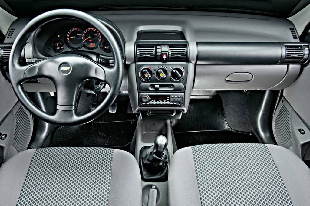 TESTE – CHEVROLET CLASSIC LS 1.0 Interior do Classic LS 1.0 modelo 2010 da Chevrolet, testado pela revista Quatro Rodas.