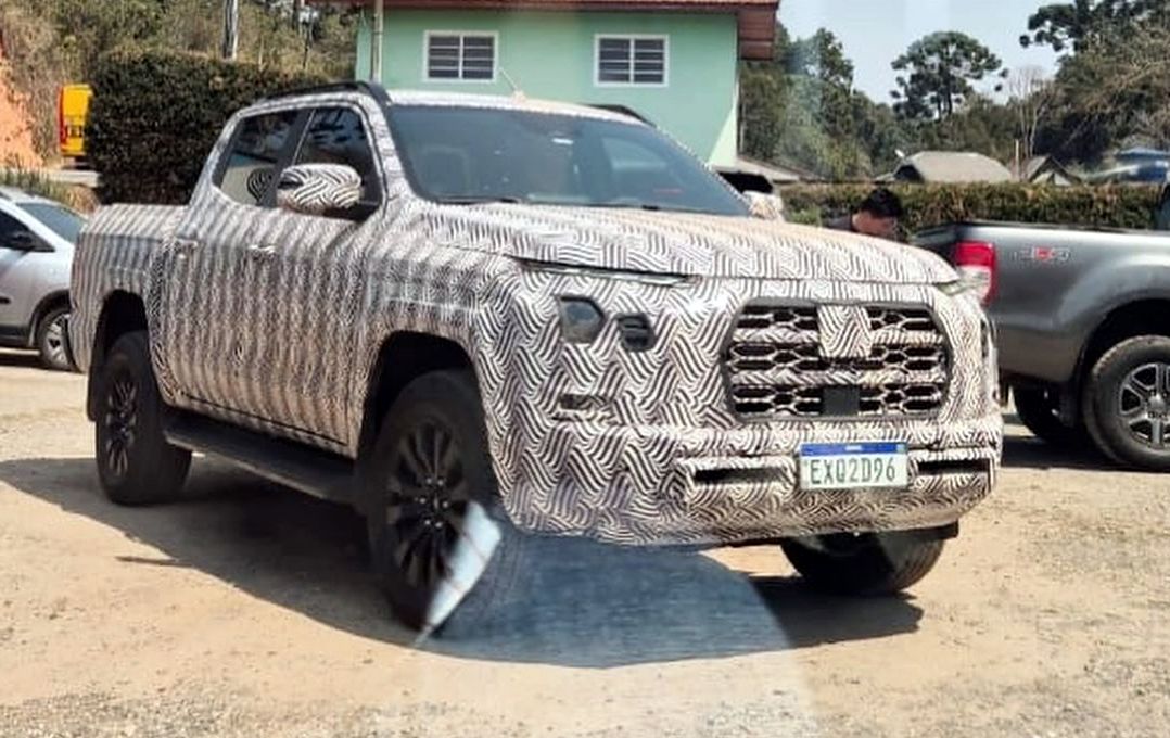 Flagra Mitsubishi L200 2025