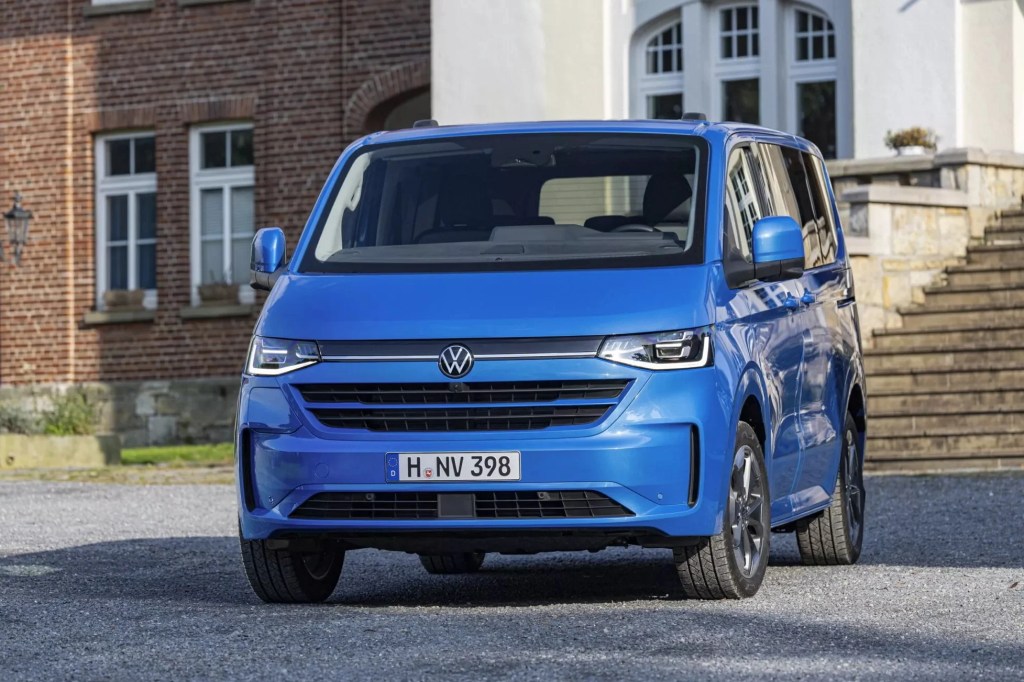 Sucessor da VW Kombi estreia em nova geração com plataforma Ford