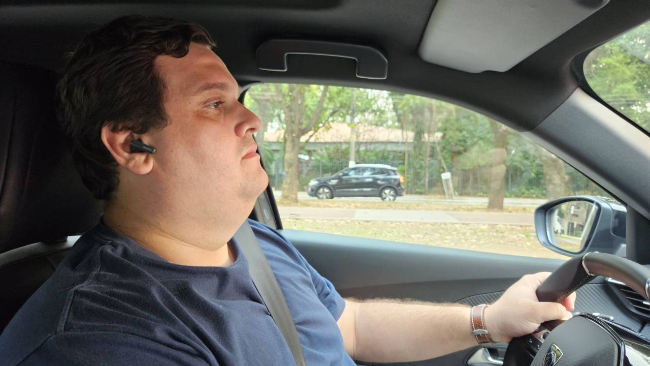 Fone de ouvido ao volante