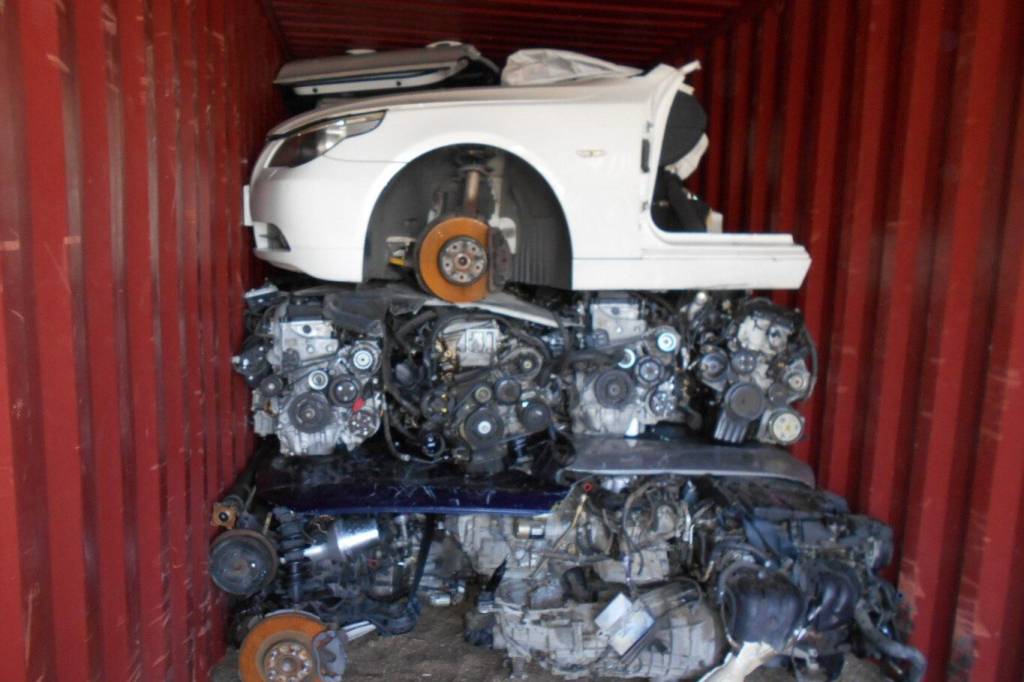 Por que os japoneses estão desmontando seus carros e colocando em containers?