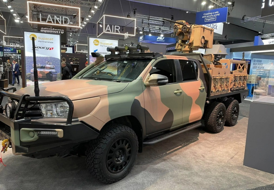 1366_2000 Toyota Hilux Militar 6X6