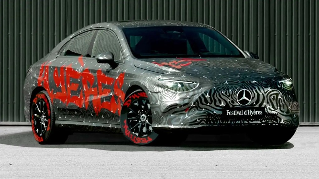 Novo Mercedes-Benz CLA aparece em festival na França na inédita versão elétrica
