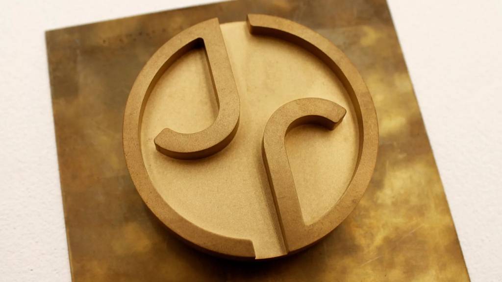 Jaguar-New-Brand-Identity-12- Outra aplicação mostra a letra