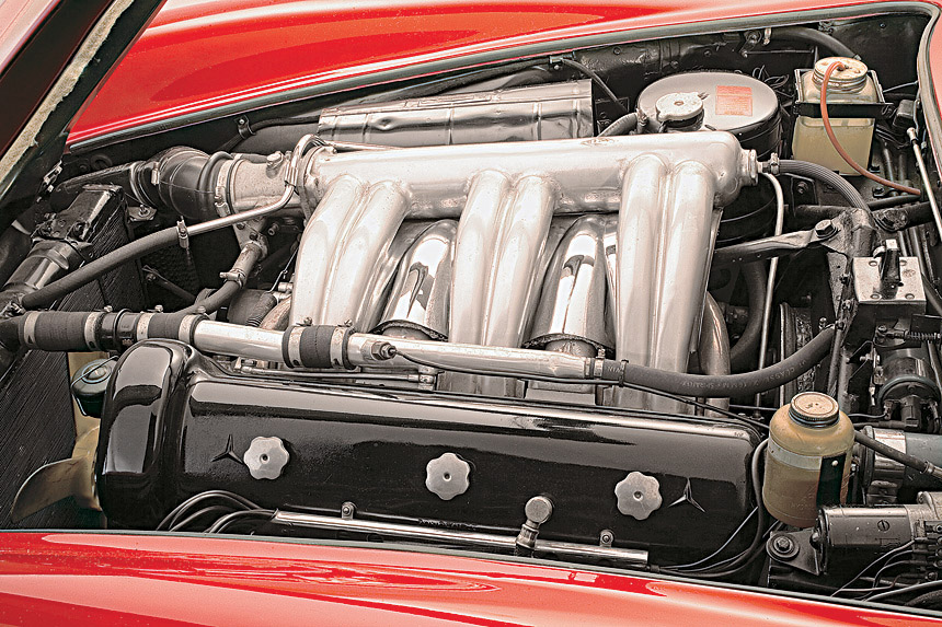 QR559 Grandes Carros2.EPS O motor do 300SL, automóvel da Mercedes-Benz testado pela revista Quatro Rodas.