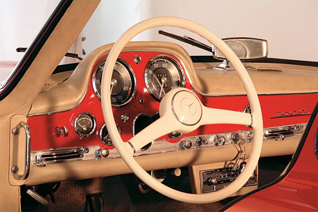 QR559 Grandes Carros3.EPS O painel do 300SL, automóvel da Mercedes-Benz testado pela revista Quatro Rodas.