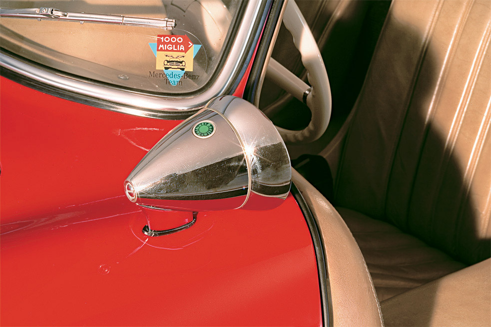 QR559 Grandes Carros4.EPS Espelho retrovisor do 300SL, automóvel da Mercedes-Benz testado pela revista Quatro Rodas.
