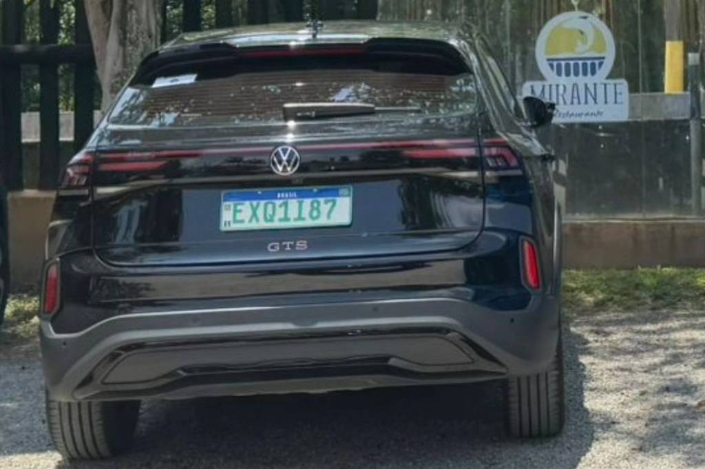 Volkswagen Nivus GTS é flagrado sem camuflagem e pronto para o lançamento